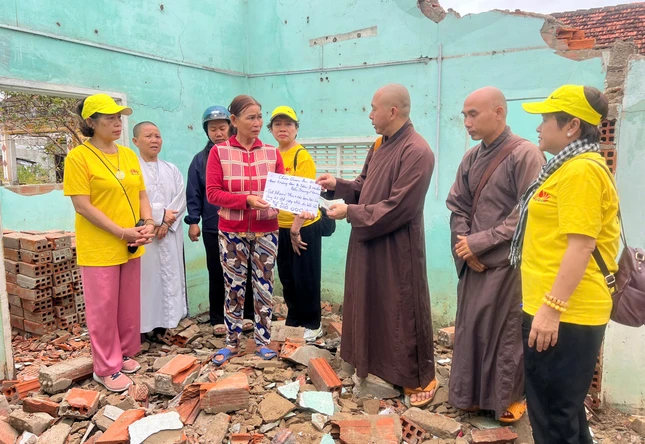 Thượng tọa Thích Thiện Từ trao tiền mặt hỗ trợ đến những gia đình bị sập do mưa lũ
