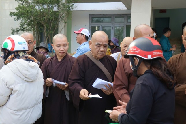 Chư tôn đức trao tiền mặt hỗ trợ đến người dân