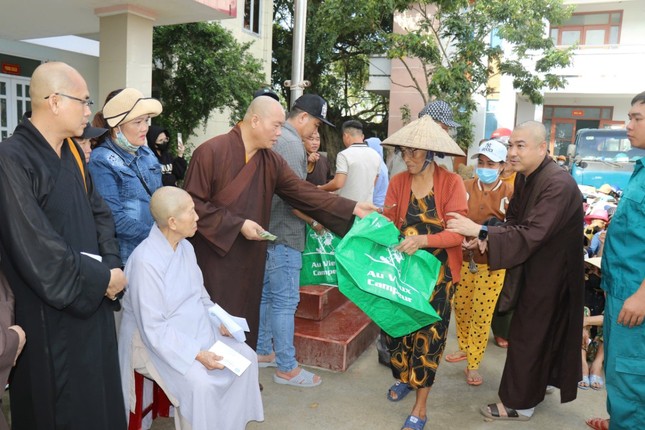 Những phần quà được trao đến người dân