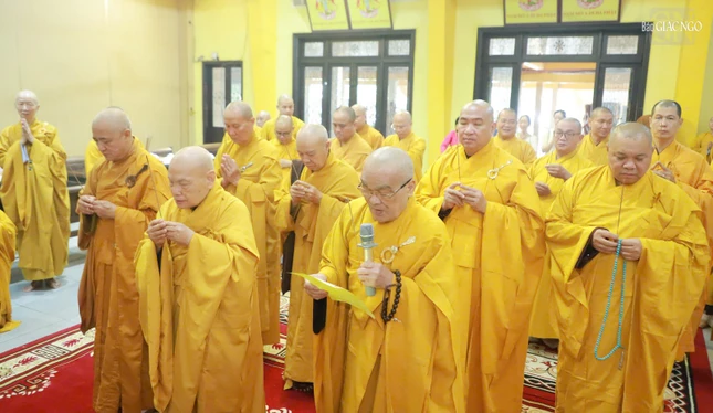 Chư tôn giáo phẩm thắp nén tâm hương tưởng niệm