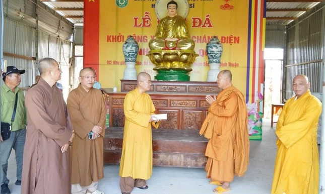 Đoàn chia sẻ với chư Tăng tại tịnh xá Ngọc Quý