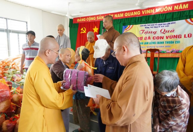 Đoàn Ban Trị sự GHPGVN tỉnh Bình Thuận tặng quà đến bà con vùng lũ