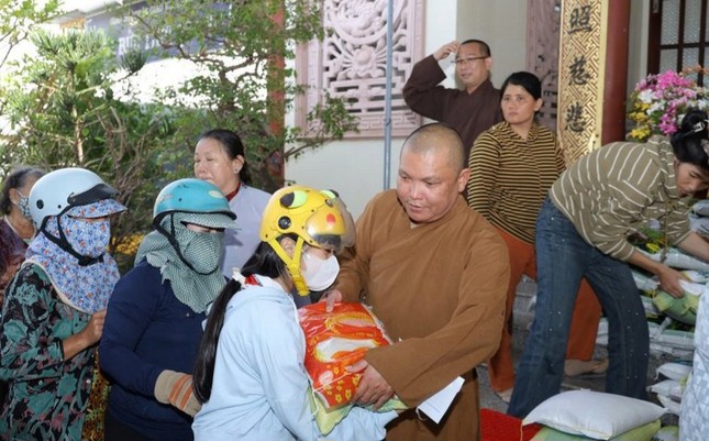 Trao quà tận tay đến bà con