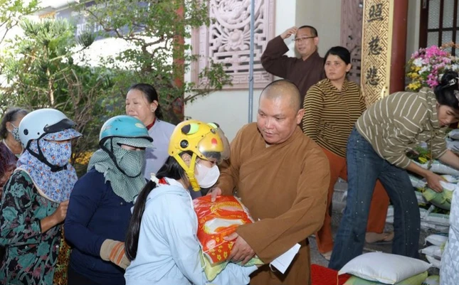 Trao quà tận tay đến bà con