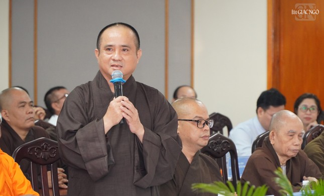 Thượng tọa Thích Tâm Hải, Tổng Biên tập Báo Giác Ngộ thông tin về chương trình học bổng cho sinh viên nhân dịp Kỷ niệm 50 năm thành lập báo tổ chức vào ngày 31-12-2025