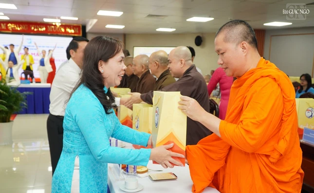 Đảng Ủy, Hội đồng Nhân dân, Ủy ban Nhân dân, Ủy ban MTTQVN P.Xuân Hòa tri ân những đóng góp của các vị chức sắc, chức việc các tôn giáo đối với các hoạt động chung của phường