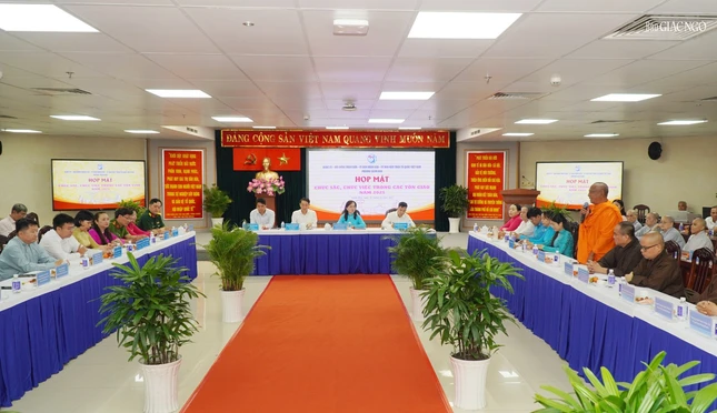 Lắng nghe những trao đổi, chia sẻ của các vị chức sắc, chức việc các tôn giáo trên địa bàn P.Xuân Hòa