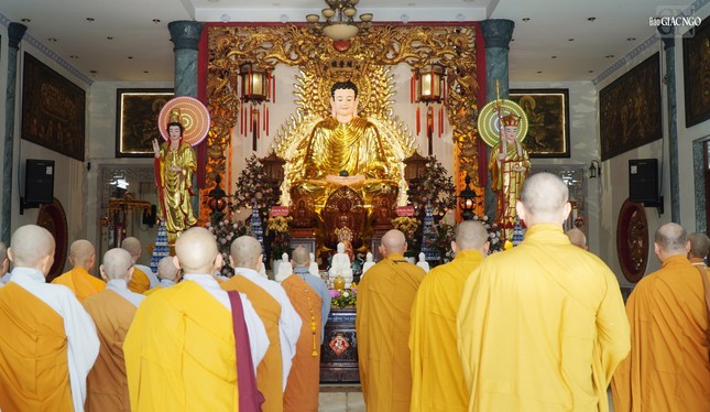 Trang nghiêm khóa lễ tại chánh điện chùa Phổ Minh