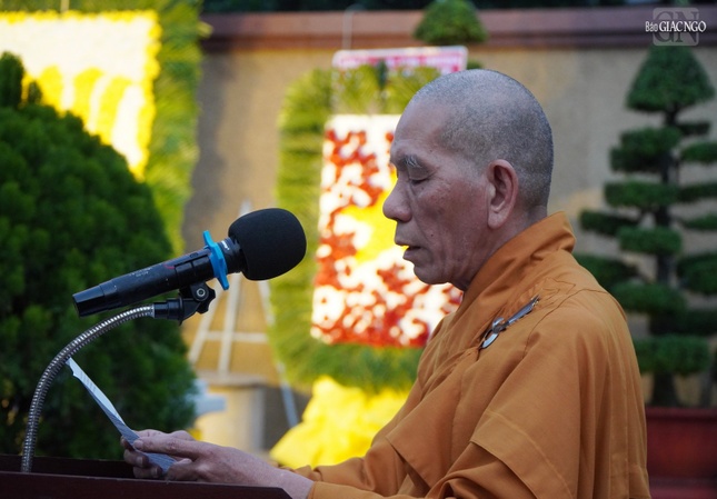 Thượng tọa Thích Giác Trí đọc lời tưởng niệm