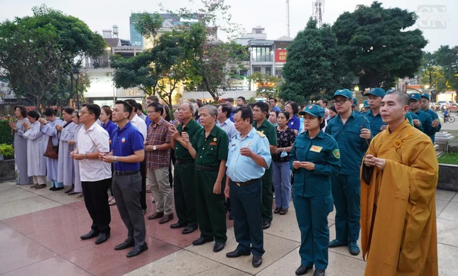 Đại diện các ban ngành đoàn thể của phường: Hạnh Thông, Gò Vấp, Thông Tây Hội, An Nhơn, An Hội Tây và An Hội Đông tưởng niệm