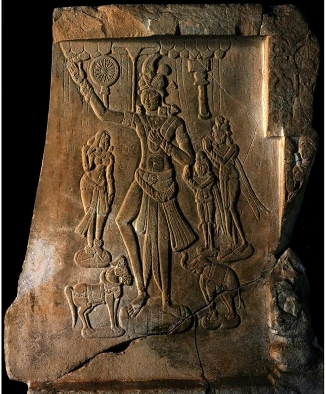 Phù điêu khắc họa vua Chuyển luân vương với thất bảo bao quanh, cùng các xâu tiền rơi xuống, niên đại khoảng thế kỷ I TCN đến thế kỷ I CN, được giữ tại Viện bảo tàng Chính phủ Chennai, Ấn Độ (Koezuka and Miyaji 2000, tr.125, phiến 106)