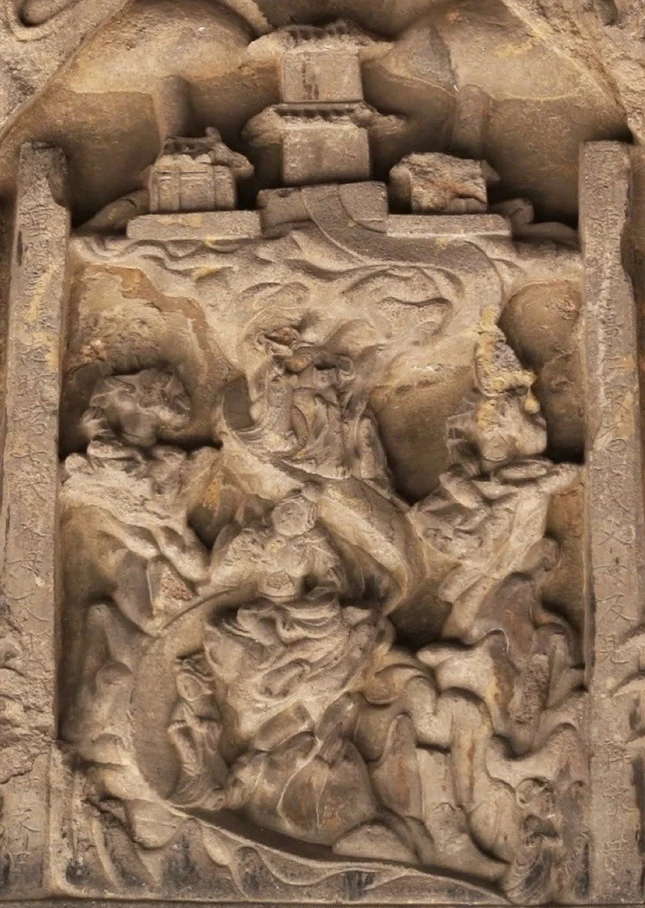 Phù điêu chạm khắc trên mặt trước bia đá chùa Đại Vân ở Lâm Y từ năm 692 (Ảnh: Li Qiuhong)