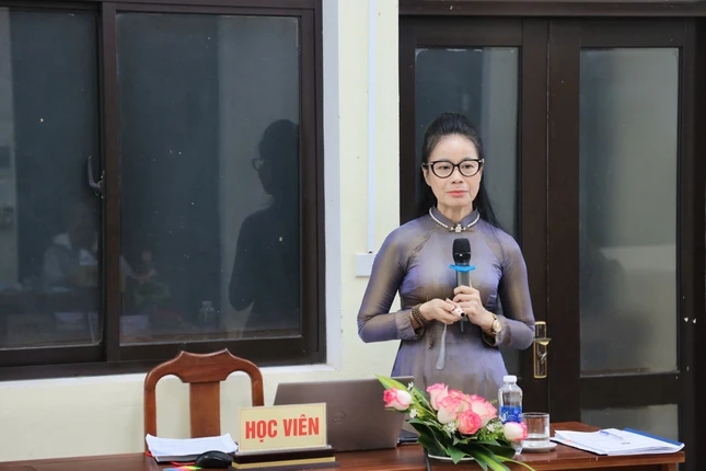 Học viên Hồ Thị Thanh Minh (pháp danh Chơn Tâm) bảo vệ đề tài: Phương pháp giáo dục cư sĩ trong kinh Trung bộ