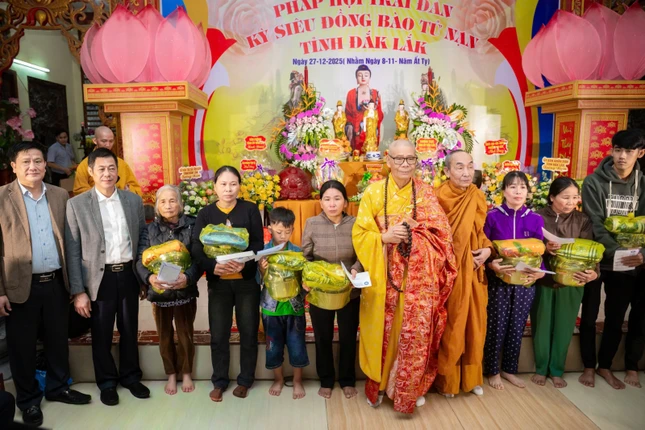 100 phần quà được chư tôn giáo phẩm và chính quyền trao đến các gia đình