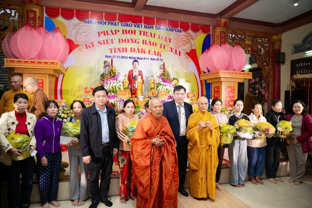 Tặng quà đến các gia đình có người thân mất trong đợt bão lũ vừa qua tại Đắk Lắk