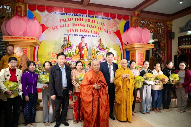 Tặng quà đến các gia đình có người thân mất trong đợt bão lũ vừa qua tại Đắk Lắk