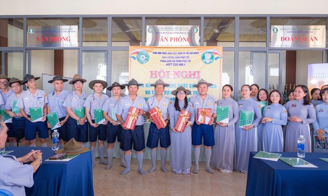 Các học viên bậc Trì tặng quà tri ân Ban điều hành bậc học