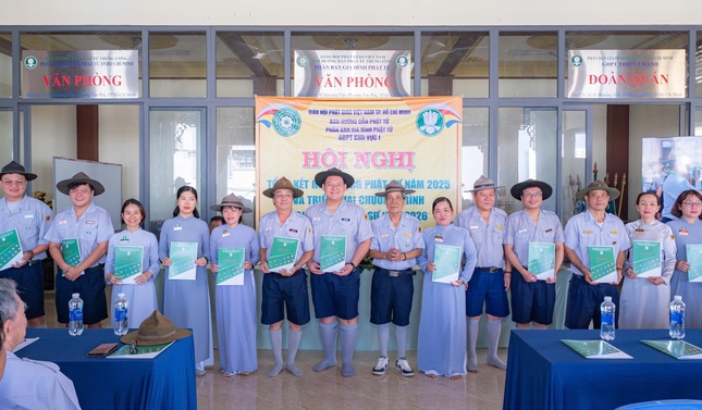 Trao quyết định đến huynh trưởng trại huấn luyện Huyền Trang