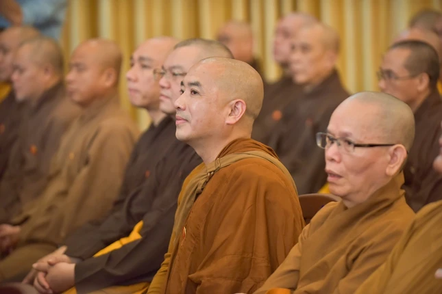 Thầy Thích Minh Niệm cùng chư tôn đức tham dự Lễ kỷ niệm 50 năm ngày Báo Giác Ngộ ra số đầu tiên - Ảnh: Quảng Đạo