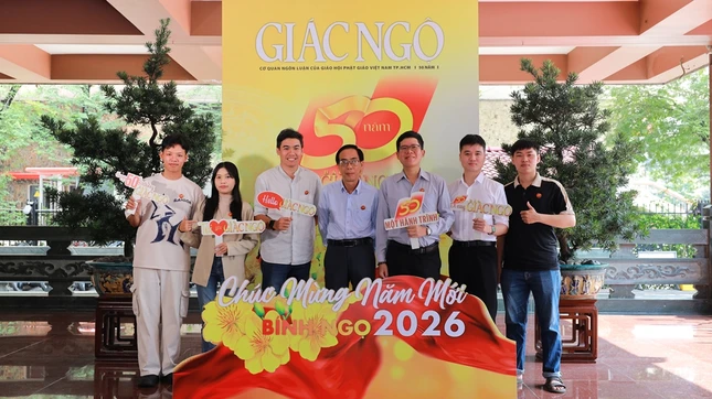 Bạn nữ Nguyễn Vỹ Vân Nghi cùng cộng tác viên Báo Giác Ngộ lưu niệm tại khu vực chụp hình “check-in”