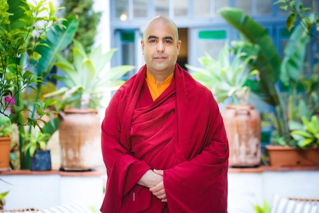 Gelong Thubten sinh năm 1971 tại Cambridge, Anh, có mẹ là nữ diễn viên gốc Ấn nổi tiếng và ba là một người Anh từng làm nhà sư tu một thời gian ngắn ở Thái Lan, học nghệ thuật ở London và trở thành diễn viên điện ảnh ở New York