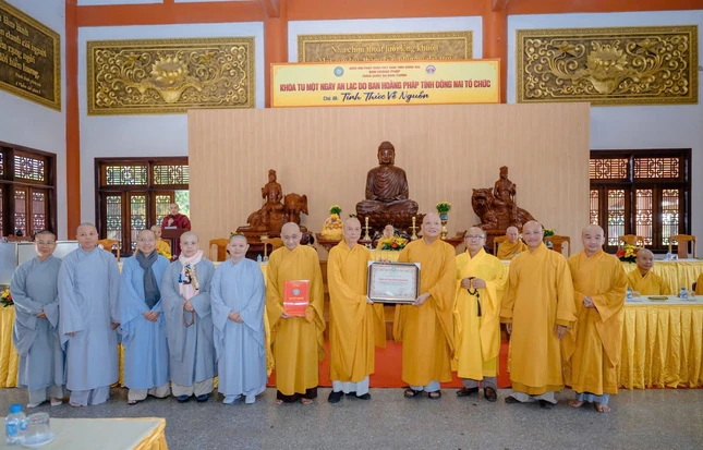 Ban Trị sự GHPGVN tỉnh Đồng Nai trao Bằng công đức đến tập thể Ban Hoằng pháp GHPGVN tỉnh