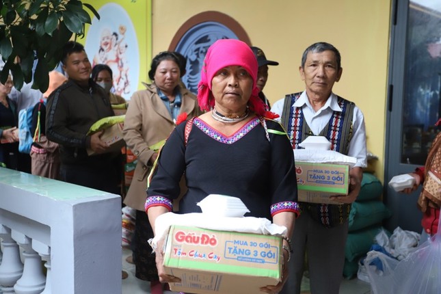 Tặng quà đến Phật tử