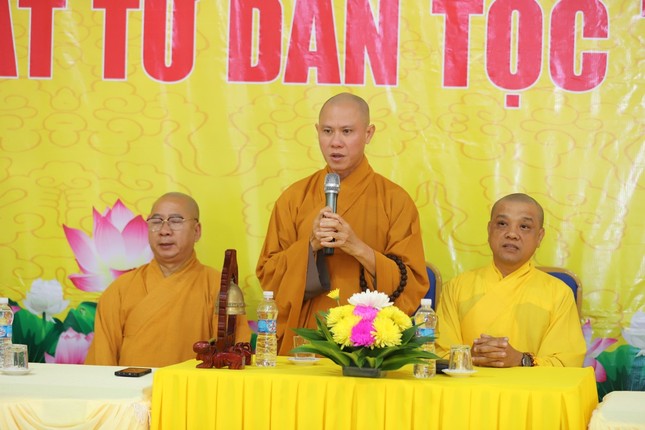 Đại đức Thích Nguyên Minh ban đạo từ