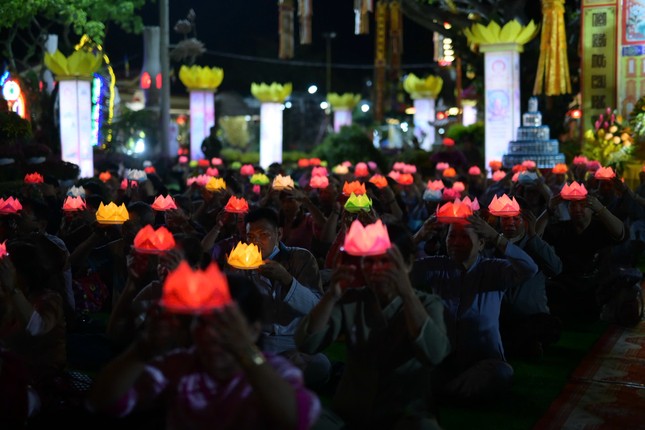 Phật tử dâng hoa đăng Phật tử dâng hoa đăng