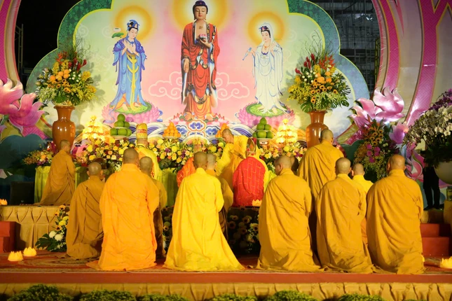 Trang nghiêm lễ hoa đăng