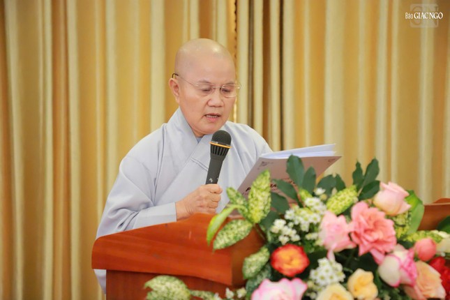 Ni sư Thích nữ Như Nguyệt, Phó ban kiêm Chánh Thư ký Phân ban Ni giới TP.HCM báo cáo tổng kết và trình phương hướng Phật sự năm 2026