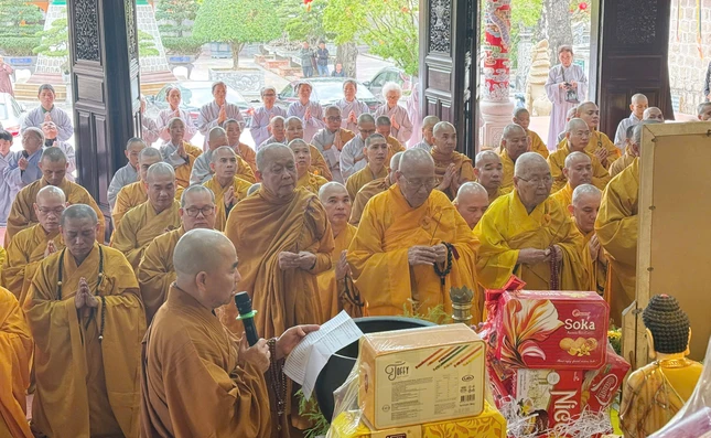 Chư tôn đức niêm hương tưởng niệm 717 năm ngày Đức Phật hoàng Trần Nhân Tông nhập Niết-bàn Chư tôn đức niêm hương tưởng niệm 717 năm ngày Đức Phật hoàng Trần Nhân Tông nhập Niết-bàn