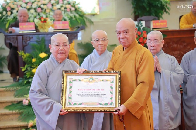 Hòa thượng Thích Nhựt Hỷ trao Bằng tuyên dương công đức đến Ni trưởng Thích nữ Từ Nhẫn