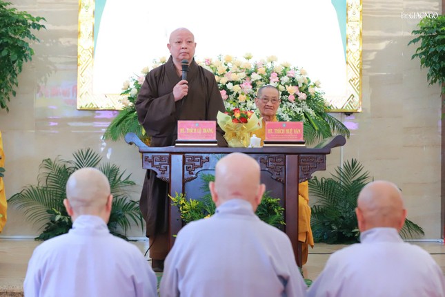 Hòa thượng Thích Lệ Trang ban đạo từ chứng minh