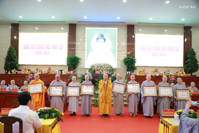 Hòa thượng Thích Thiện Duyên, Phó Trưởng ban Thường trực Ban Trị sự GHPGVN TP.HCM trao Bằng công đức đến các cá nhân