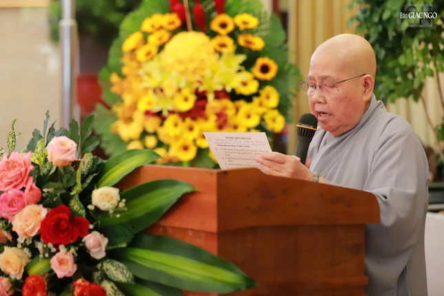 Ni trưởng Thích nữ Từ Nhẫn, Trưởng Phân ban Ni giới TP.HCM phát biểu khai mạc