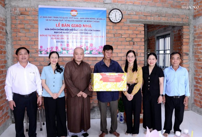 Ông Nguyễn Văn Thanh (xã Bình Chánh) xúc động đón nhận những phần quà từ các đơn vị trong lễ bàn giao nhà