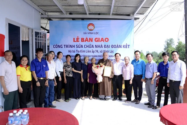 Đoàn lưu niệm tại căn nhà mới của bà Tia Kim Liên Đoàn lưu niệm tại căn nhà mới của bà Tia Kim Liên