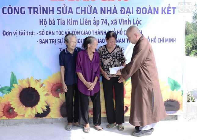 Thượng tọa Thích Trung Nguyện, Phó Thư ký kiêm Chánh Văn phòng Ban Trị sự GHPGVN TP.HCM trao hỗ trợ đến gia đình bà Tia Kim Liên Thượng tọa Thích Trung Nguyện, Phó Thư ký kiêm Chánh Văn phòng Ban Trị sự GHPGVN TP.HCM trao hỗ trợ đến gia đình bà Tia Kim Liên