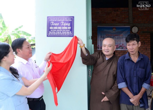 Bàn giao nhà đến ông Nguyễn Văn Thanh