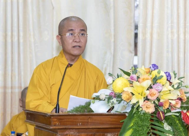 Thượng tọa Thích Quảng Hiền lấy ý kiến biểu quyết thông qua báo cáo Thượng tọa Thích Quảng Hiền lấy ý kiến biểu quyết thông qua báo cáo