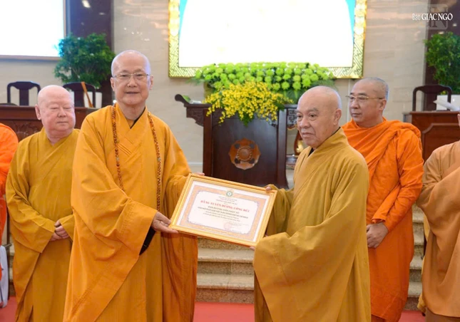 Hòa thượng Thích Nhựt Hỷ, Phó Trưởng ban Thường trực Ban Trị sự GHPGVN TP.HCM trao Bằng tuyên dương công đức đến Hòa thượng Thích Chơn Không