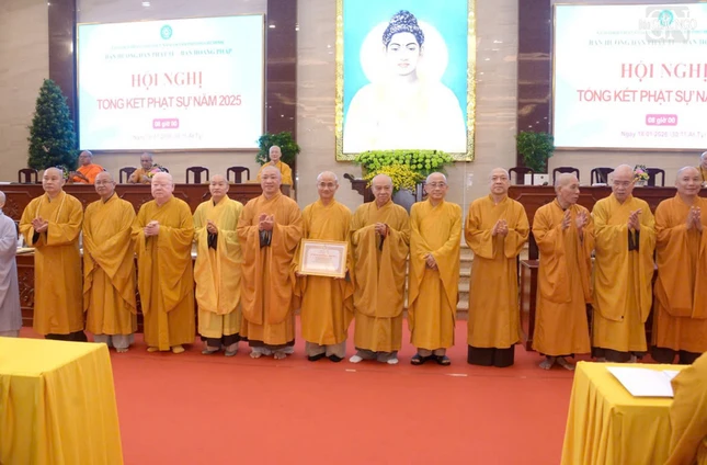 Tập thể Ban Hoằng pháp Phật giáo TP.HCM nhận Bằng tuyên dương công đức của Ban Trị sự Phật giáo TP.HCM