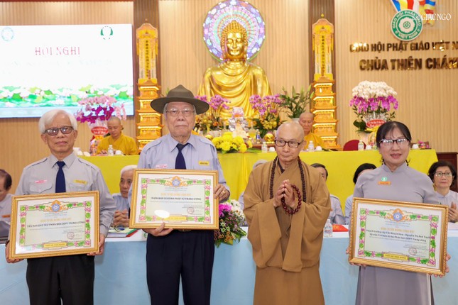 Trưởng lão Hòa thượng Thích Nguyên Quang trao Bằng tuyên dương công đức đến các tập thể và cá nhân Phân ban Gia đình Phật tử T.Ư