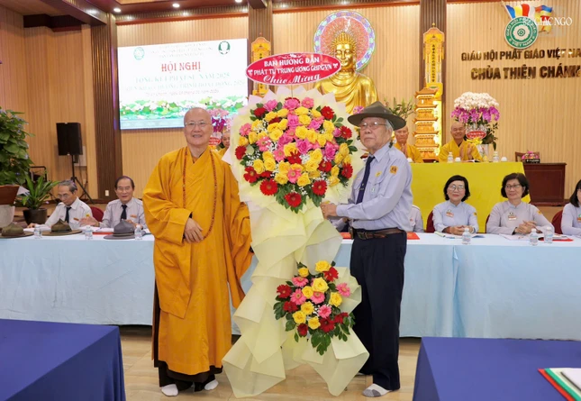 Hòa thượng Thích Chơn Không trao lẵng hoa chúc mừng