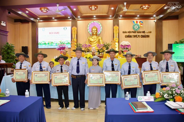 Phân ban Gia đình Phật tử T.Ư trao Bằng Tinh tấn đến Phân ban các tỉnh thành