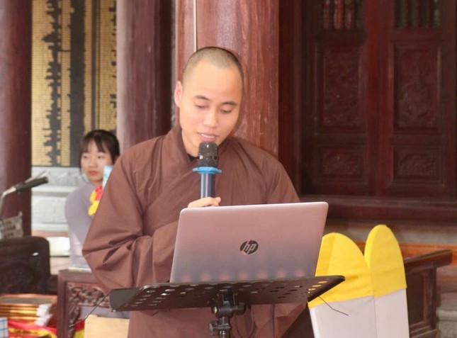 Đại đức Thích Pháp Hòa trình báo cáo tổng kết