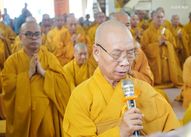 Hòa thượng Thích Huệ Minh thay mặt môn đồ pháp quyến dâng lời tưởng niệm ân sư