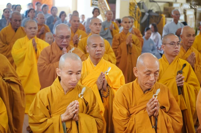 Đại chúng đồng tụng bài Tứ hoằng thệ nguyện cúng dường, tri ân công đức của Hòa thượng Thích Duy Lực