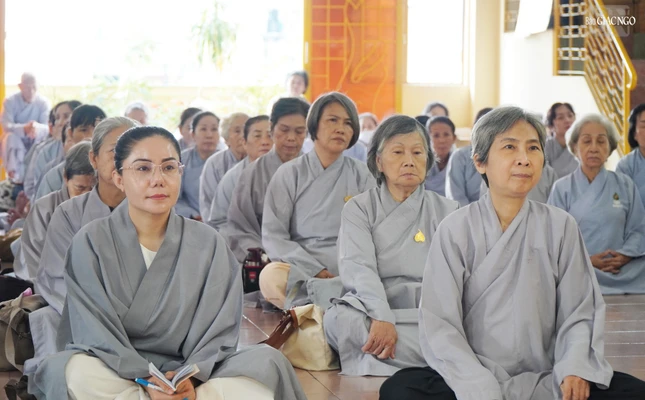 Dịp này, chùa Phật Đà tổ chức khóa tu Bát quan trai cho Phật tử